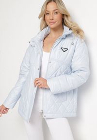 Born2be - Jasnoniebieska Kurtka Pikowana z Odpinanym Kapturem i Aplikacją Sarlia. Kolor: niebieski. Materiał: jeans. Wzór: aplikacja. Styl: klasyczny, elegancki #4