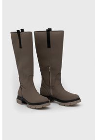 Wrangler kozaki Atlanta Boot damskie kolor beżowy na płaskim obcasie. Nosek buta: okrągły. Kolor: beżowy. Materiał: guma. Szerokość cholewki: normalna. Obcas: na obcasie. Wysokość obcasa: niski #3