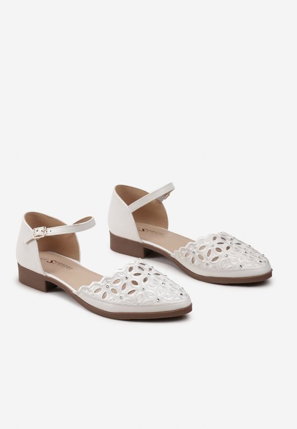 Renee - Białe Sandały z Ażurowym Haftem i Cyrkoniami Glovi. Zapięcie: pasek. Kolor: biały. Wzór: haft, ażurowy. Sezon: lato. Obcas: na obcasie. Wysokość obcasa: niski