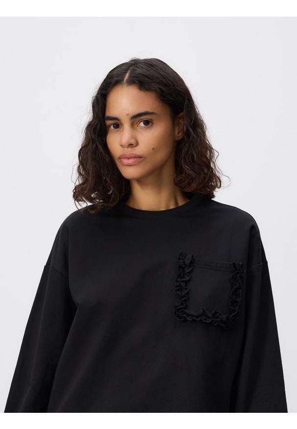 Reserved - Longsleeve z kieszonką - czarny. Kolor: czarny. Materiał: dzianina, bawełna. Długość rękawa: długi rękaw