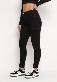 Born2be - Czarne Spodnie Skinny z Elastycznej Bawełny z Kieszeniami Cargo Serdabe. Kolor: czarny. Materiał: bawełna #1