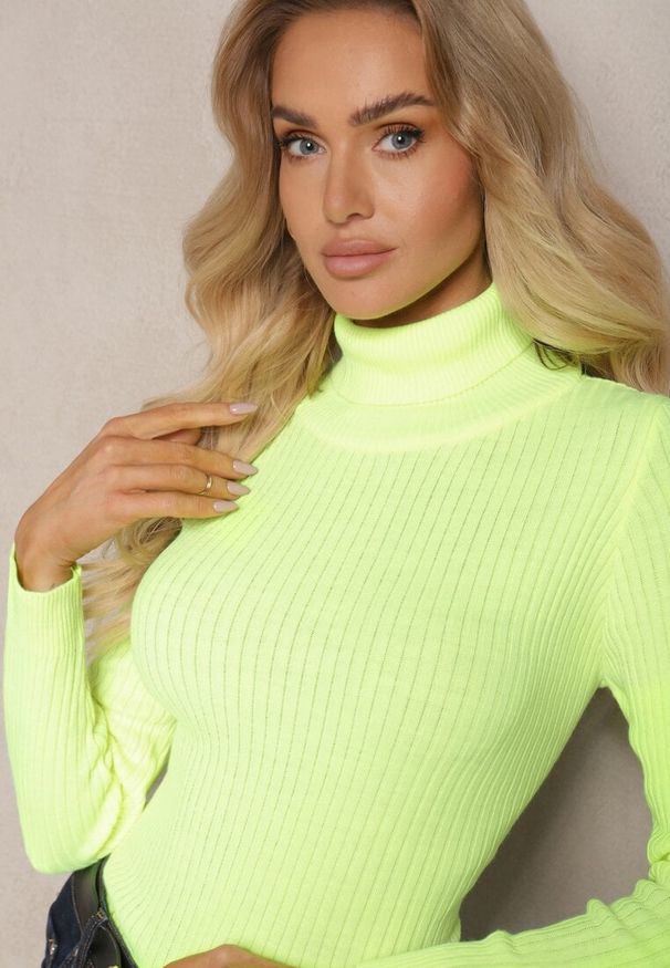 Renee - Jasnożółty Golf Zimowy w Prążki Vortiana. Typ kołnierza: golf. Kolor: żółty. Długość rękawa: długi rękaw. Długość: długie. Wzór: prążki. Sezon: zima. Styl: elegancki