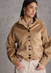 Renee - Jasnobrązowa Kurtka Bomber Jacket Ozdobiona Guzikami Quilimi. Okazja: na co dzień. Kolor: brązowy. Wzór: aplikacja. Styl: elegancki, casual #6