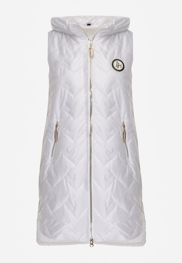 Born2be - Biała Przejściowa Kamizelka Pikowana o Długim Kroju z Kapturem i Naszywką Harmaste. Okazja: na co dzień. Typ kołnierza: kaptur. Kolor: biały. Materiał: jeans. Długość: długie. Wzór: aplikacja. Styl: casual