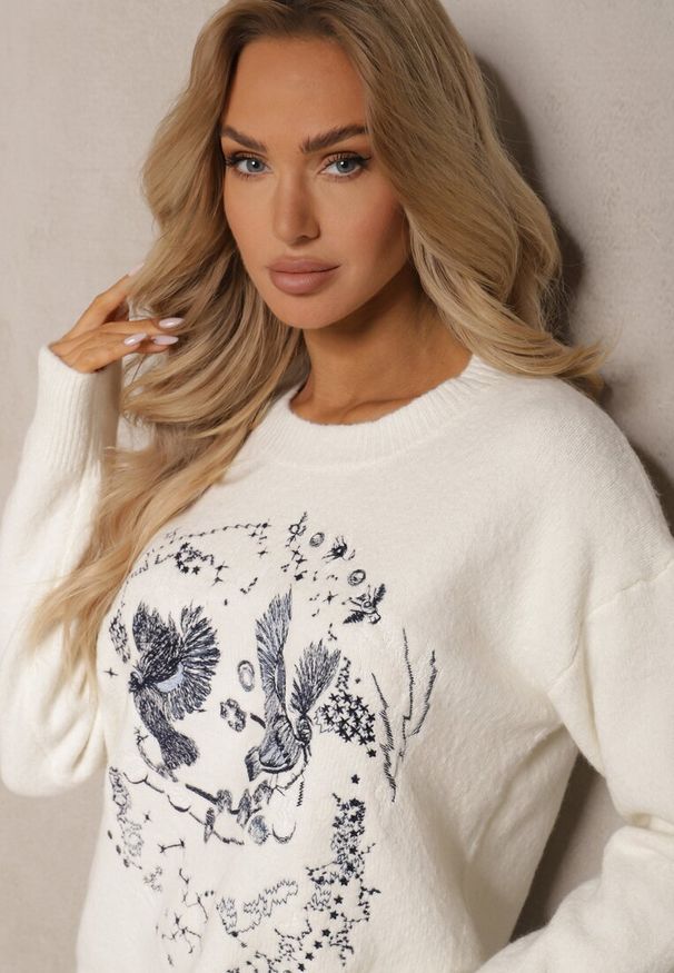 Renee - Jasnobeżowy Sweter Ozdobiony Haftowanym Wzorem w Ptaki Inarielle. Okazja: na co dzień. Kolor: beżowy. Długość rękawa: długi rękaw. Długość: długie. Wzór: aplikacja, haft. Styl: klasyczny, casual