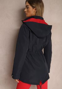 Renee - Granatowa Dwustronna Kurtka w Stylu Parki Wykończona przy Rękawach Guzikami Mivatra. Okazja: na co dzień. Kolor: niebieski. Materiał: jeans, wełna. Styl: casual, elegancki