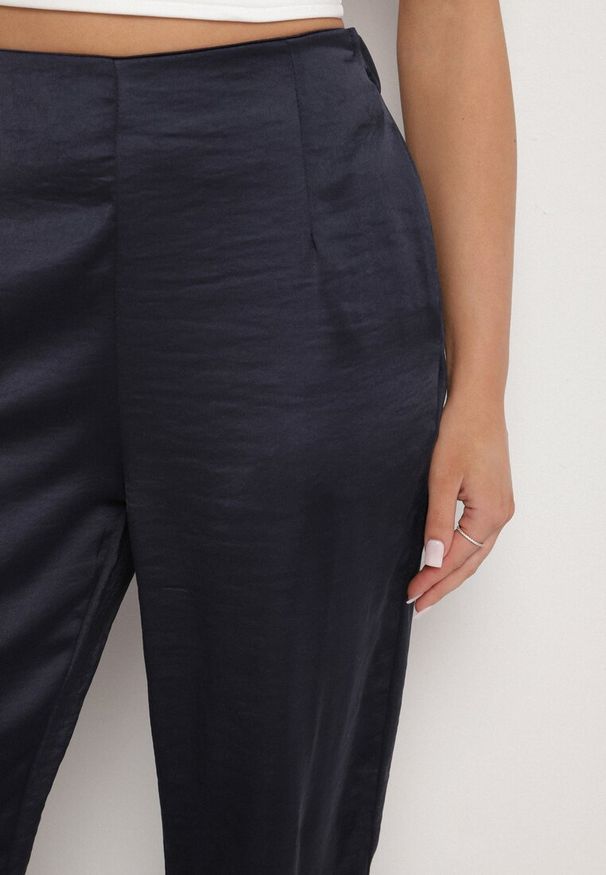 Born2be - Granatowe Satynowe Spodnie w Eleganckim Stylu z Szeroką Nogawką Liovene. Okazja: na co dzień. Stan: podwyższony. Kolor: niebieski. Materiał: satyna. Styl: elegancki