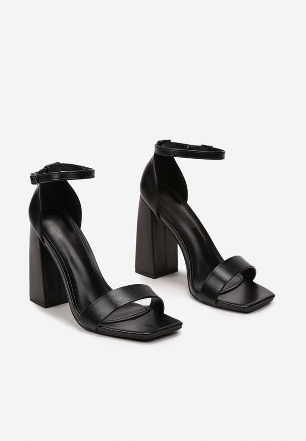 Renee - Czarne Eleganckie Sandały na Słupku z Paskiem ze Sprzączką Yvelisse. Zapięcie: pasek. Kolor: czarny. Obcas: na słupku. Styl: elegancki