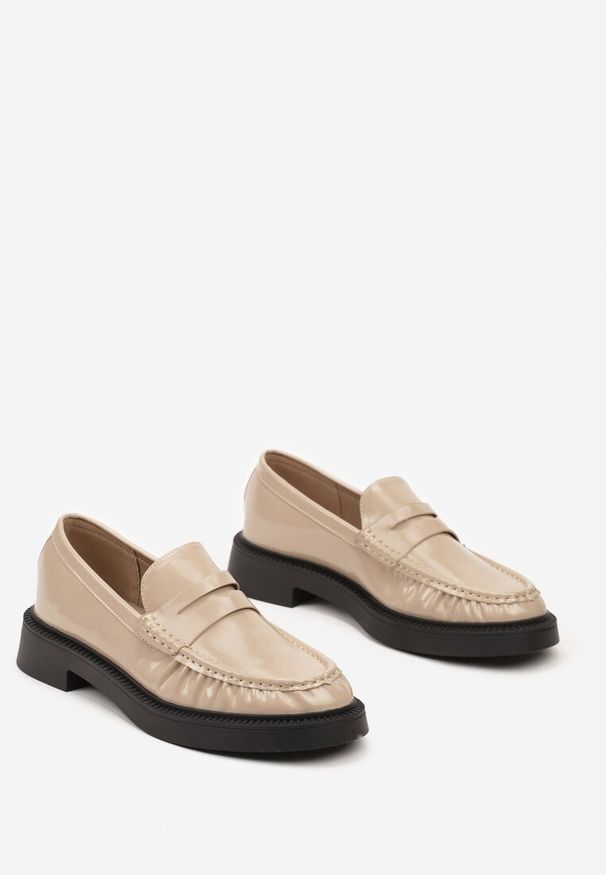 Renee - Beżowe Mokasyny z Lakierowanym Połyskiem Ozdobnie Marszczone Neathriel. Okazja: do pracy, na co dzień, na spotkanie biznesowe. Kolor: beżowy. Materiał: lakier. Obcas: na obcasie. Styl: klasyczny, casual, elegancki, biznesowy. Wysokość obcasa: niski