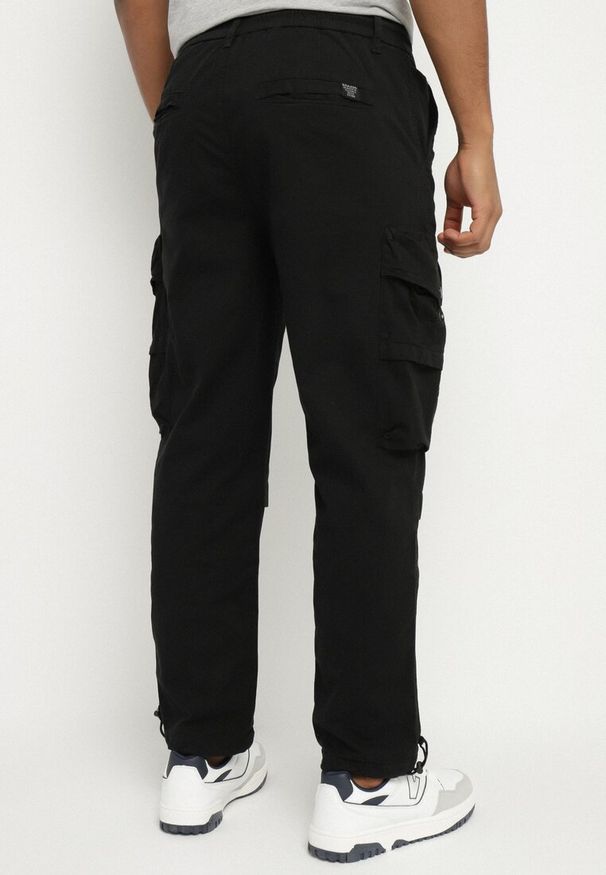 Born2be - Czarne Bawełniane Spodnie Joggery z Kieszeniami z Klapami Lanathia. Okazja: na co dzień. Kolor: czarny. Materiał: bawełna. Styl: casual