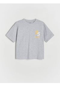 Reserved - T-shirt oversize z nadrukiem - jasnoszary. Kolor: szary. Materiał: dzianina, bawełna. Wzór: nadruk