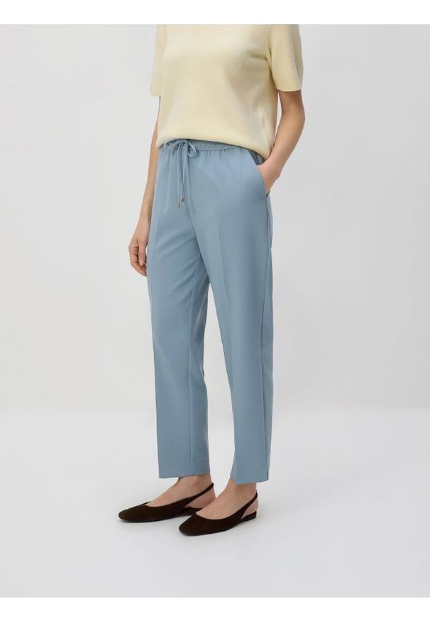 Reserved - Spodnie z kantem - jasnoniebieski. Kolor: niebieski. Materiał: tkanina, wiskoza