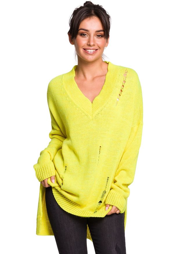 BE Knit - Sweter oversize z ozdobnymi dziurami i dodatkiem wełny. Typ kołnierza: dekolt w kształcie V. Materiał: wełna. Długość rękawa: długi rękaw. Długość: długie