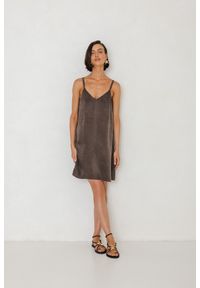 SUKIENKA LEXI CZEKOLADOWA L - Flawless. Kolor: brązowy. Materiał: wiskoza. Długość rękawa: na ramiączkach. Typ sukienki: proste. Styl: wakacyjny