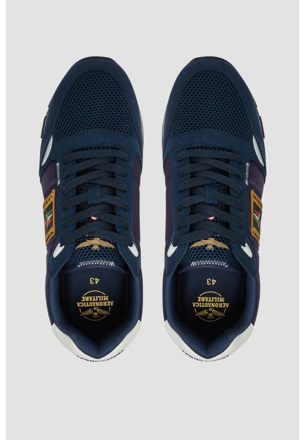 Aeronautica Militare - AERONAUTICA MILITARE Granatowe sneakersy męskie z naszywką Frecce Tricolori. Okazja: na co dzień. Kolor: niebieski. Materiał: tkanina, zamsz. Wzór: aplikacja