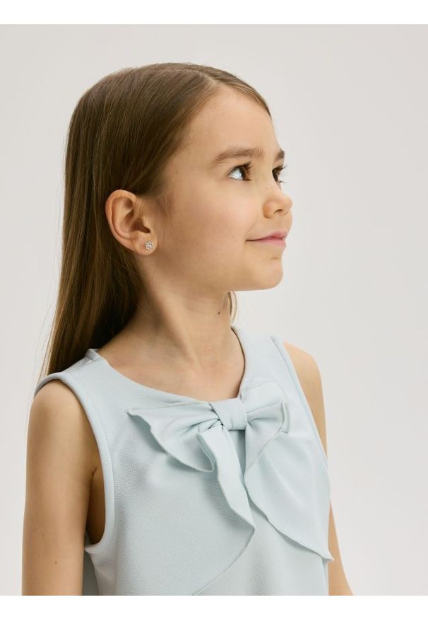 Reserved - Gładka sukienka z kokardką - jasnoniebieski. Typ kołnierza: kokarda. Kolor: niebieski. Materiał: tkanina. Wzór: gładki