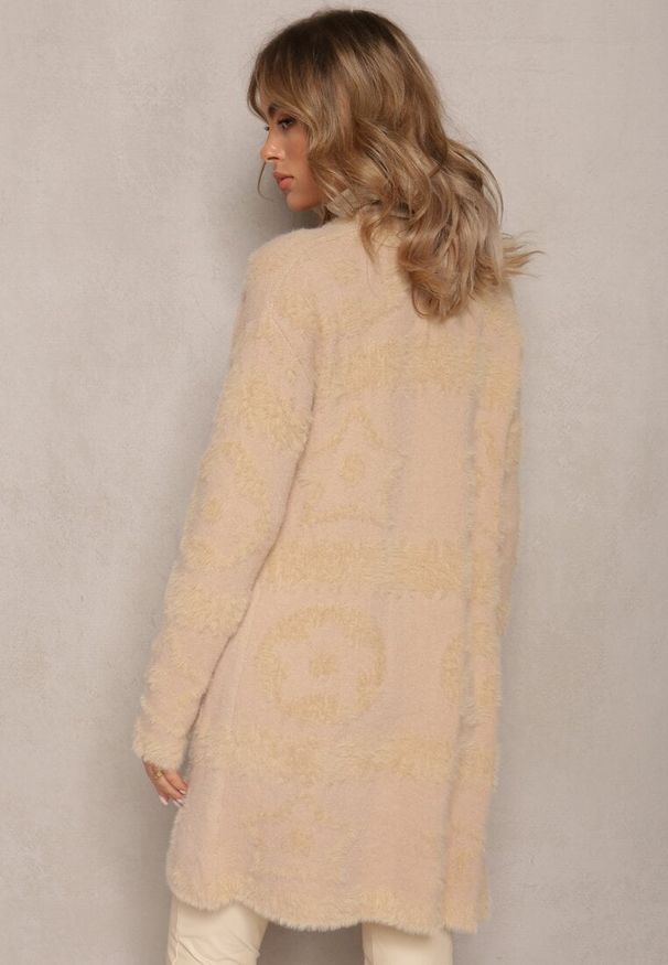 Renee - Beżowy Długi Kardigan Puszysty Aborra. Kolekcja: plus size. Kolor: beżowy. Materiał: tkanina, dzianina. Długość: długie. Wzór: aplikacja