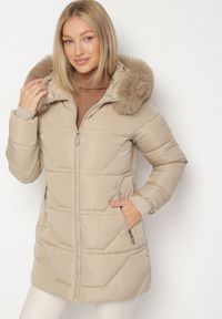 Born2be - Ciemnobeżowa Pikowana Kurtka z Kapturem z Futerkiem Nenadria. Okazja: na co dzień, do pracy, na spotkanie biznesowe. Typ kołnierza: kaptur. Kolor: beżowy. Materiał: futro. Wzór: aplikacja. Styl: biznesowy, casual #4