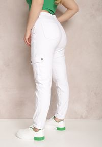 Renee - Białe Spodnie Cargo Theopheira. Kolor: biały. Materiał: materiał, bawełna. Długość: krótkie. Wzór: aplikacja, jednolity