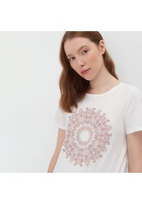 Sinsay - Koszulka z nadrukiem - Kremowy. Kolor: kremowy. Wzór: nadruk #1