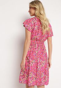 Born2be - Różowa Wiskozowa Kopertowa Sukienka Wiązana Materiałowym Sznurkiem z Gumką w Talii Zanlea. Typ kołnierza: dekolt w kształcie V. Kolor: różowy. Materiał: wiskoza, materiał. Długość rękawa: krótki rękaw. Sezon: lato. Typ sukienki: kopertowe #6