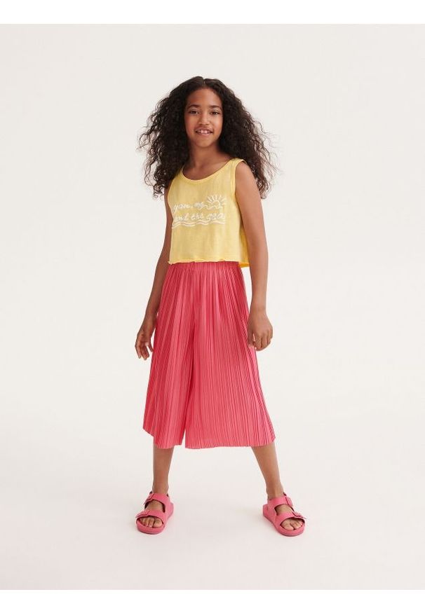 Reserved - Top z nadrukiem - żółty. Kolor: żółty. Materiał: bawełna, dzianina. Długość: krótkie. Wzór: nadruk