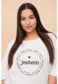 blue shadow - T shirt Damski Jestem Plus Size Ekri. Kolekcja: plus size. Materiał: dresówka, bawełna, elastan, tkanina. Długość rękawa: krótki rękaw. Długość: krótkie. Wzór: aplikacja #1