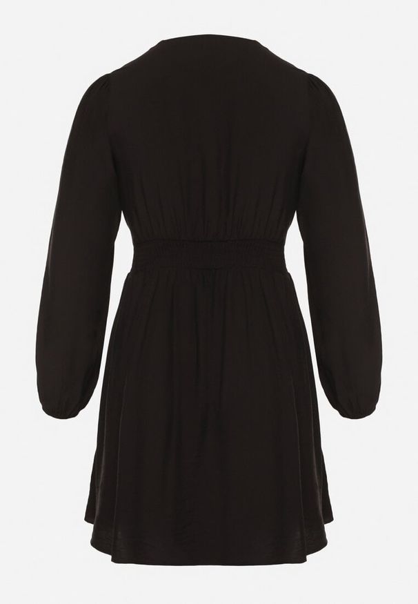 Born2be - Czarna Rozkloszowana Sukienka z Marszczeniem w Talii i Dekoltem w Serek Salindea. Okazja: na co dzień. Typ kołnierza: dekolt w serek. Kolekcja: plus size. Kolor: czarny. Długość rękawa: długi rękaw. Typ sukienki: dla puszystych. Styl: casual, elegancki
