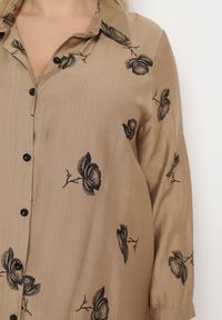 Born2be - Ciemnobeżowa Koszulowa Sukienka z Guzikami i Regulowanymi Rękawami Xatella. Kolekcja: plus size. Kolor: beżowy. Wzór: kwiaty. Typ sukienki: koszulowe #2
