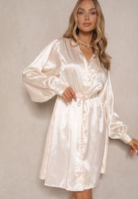 Renee - Beżowa Koszulowa Sukienka z Satyny Ozdobiona Cyrkoniami i Paskiem Miledis. Kolor: beżowy. Materiał: satyna. Wzór: aplikacja. Typ sukienki: koszulowe. Styl: klasyczny #3