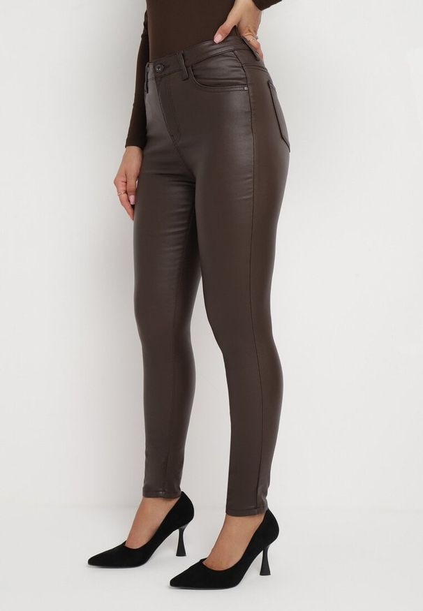 Born2be - Brązowe Spodnie Skinny z Imitacji Skóry Daciss. Kolor: brązowy. Materiał: skóra