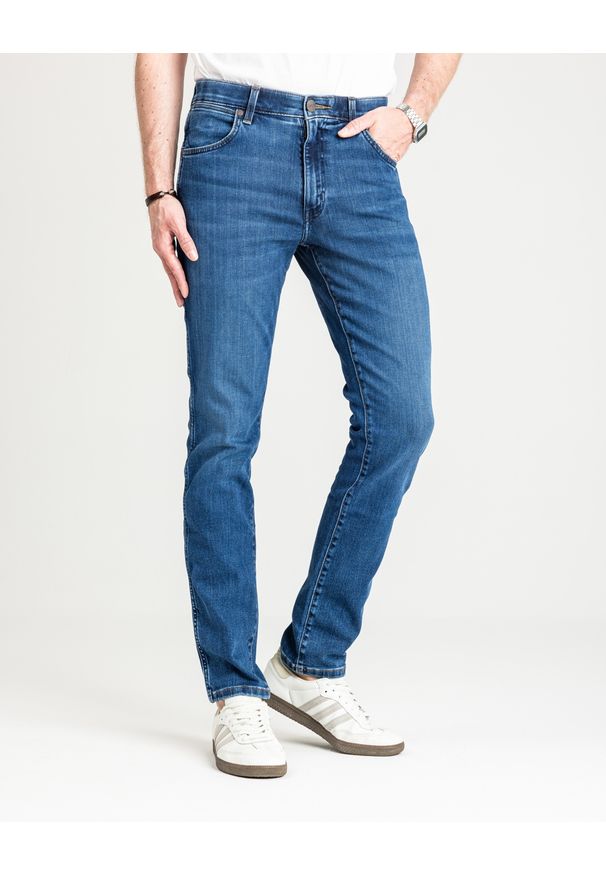 Wrangler - MESKIE SPODNIE WRANGLER LARSTON DANDELION SUMMER 112362458. Sezon: lato, wiosna. Styl: klasyczny