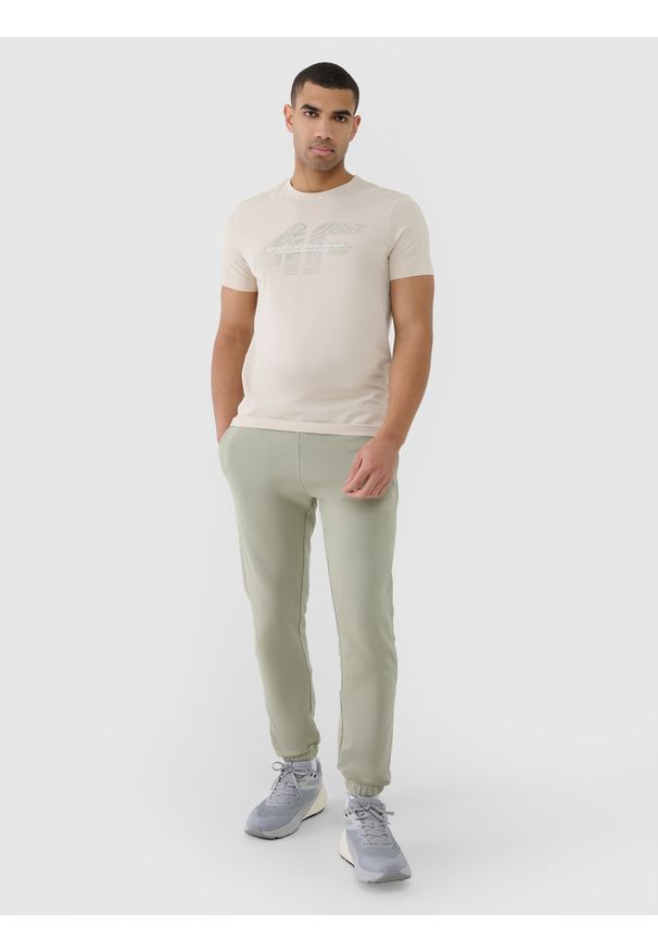 4f - 4F Spodnie dresowe joggery męskie - oliwkowe 3XL. Kolor: wielokolorowy, oliwkowy, brązowy. Materiał: dresówka. Wzór: gładki, ze splotem