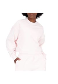 Bluza New Balance WT23555WAN - różowa. Kolor: różowy. Materiał: bawełna, tkanina. Styl: klasyczny, sportowy