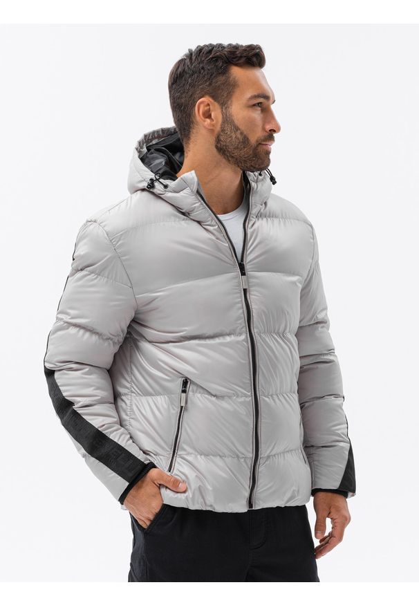 Ombre Clothing - Kurtka męska zimowa pikowana z lampasem - jasnoszara V10. Kolor: szary. Materiał: poliester. Sezon: zima. Styl: sportowy