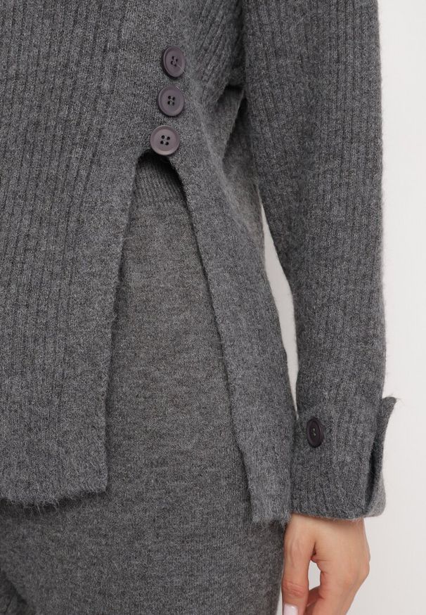 Born2be - Ciemnoszary Komplet z Bawełną i Wełną Sweter z Guzikami i Rozcięciem Szerokie Spodnie Sialita. Kolor: szary. Materiał: wełna, bawełna