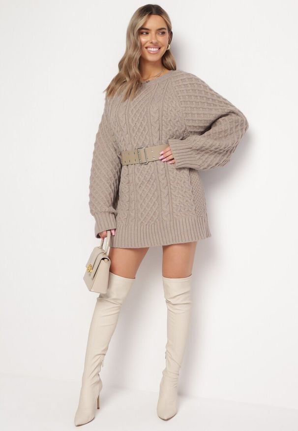 Born2be - Ciemnobeżowy Sweter o Wydłużonym Fasonie z Modnym Splotem Ahexa. Kolor: beżowy. Długość: długie. Wzór: ze splotem