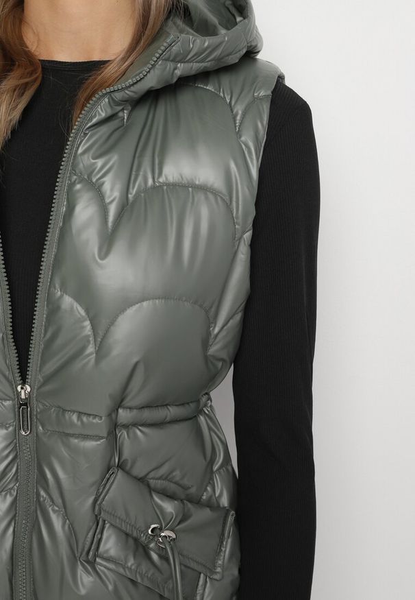 Born2be - Jasnozielona Pikowana Kamizelka Bezrękawnik z Kapturem Zapinana na Zamek Amitri. Typ kołnierza: kaptur. Kolor: zielony. Długość rękawa: bez rękawów