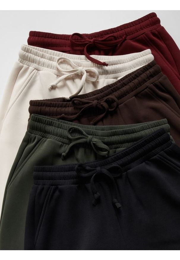 Reserved - Spodnie long leg - beżowy. Kolor: beżowy. Materiał: dzianina