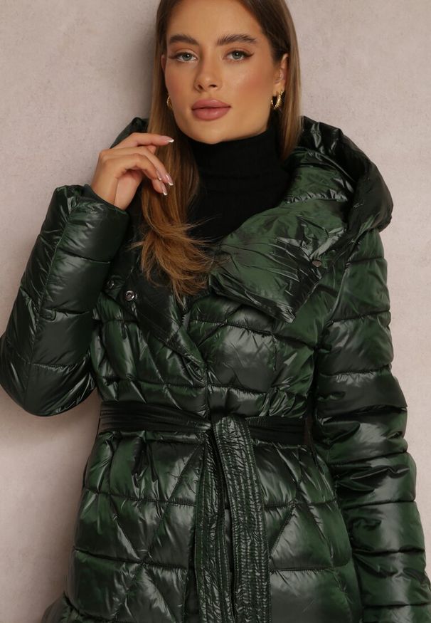 Renee - Ciemnozielona Kurtka za Kolano z Wiązanym Paskiem i Kapturem Feome. Okazja: na co dzień. Kolor: zielony. Materiał: tkanina. Styl: klasyczny, casual