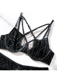 Intica - Czteroczęściowy komplet bielizny z miękkiego materiału na romantyczne wieczory Tuesday. Kolor: czarny. Materiał: materiał. Wzór: koronka #9