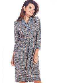 Awama - Elegancka kopertowa sukienka w kratę z kołnierzem granat. Okazja: na spotkanie biznesowe, do pracy. Materiał: dzianina, poliester, elastan, materiał. Sezon: jesień. Typ sukienki: kopertowe. Styl: elegancki. Długość: midi #4