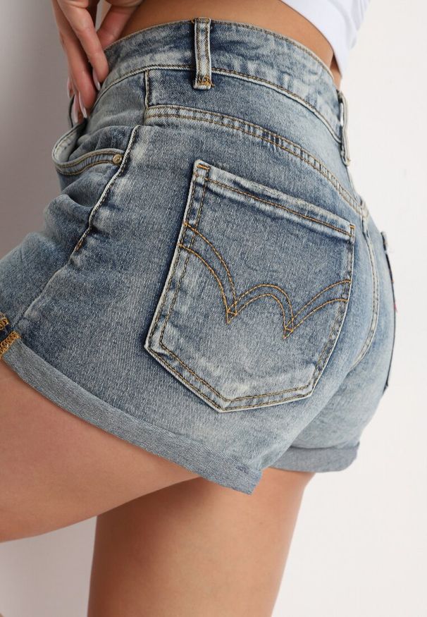Born2be - Jasnoniebieskie Bawełniane Szorty Jeansowe z Przetarciami i Wysokim Stanem Yastorea. Okazja: na spacer. Stan: podwyższony. Kolor: niebieski. Materiał: bawełna, jeans. Sezon: lato. Styl: elegancki