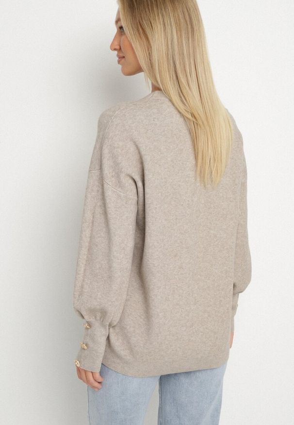 Born2be - Beżowy Sweter z Wiskozą Ozdobiony Guzikami na Rękawach Sadvire. Okazja: na co dzień. Kolor: beżowy. Materiał: wiskoza. Wzór: aplikacja. Styl: casual, klasyczny