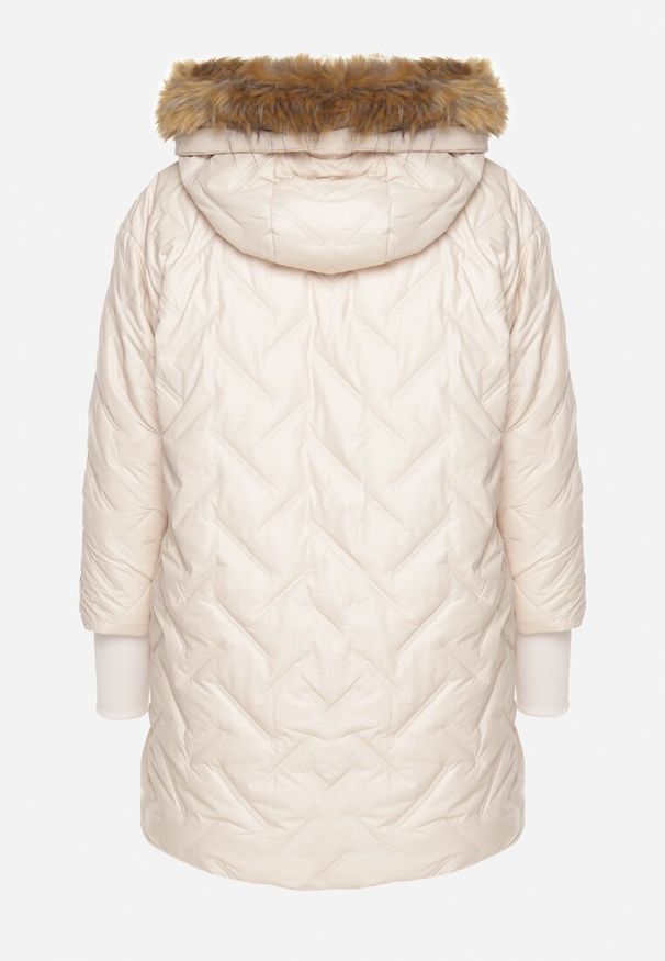 Born2be - Jasnobeżowa Pikowana Kurtka z Odpinanym Kapturem i Futerkiem Ozdobiona Ściągaczami Ellonaria. Okazja: na co dzień, na spacer. Kolor: beżowy. Materiał: futro. Wzór: aplikacja. Sezon: zima. Styl: casual, elegancki