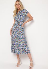 Born2be - Niebieska Koszulowa Sukienka z Krótkim Rękawem i Wiskozą na Guziki z Materiałowym Paskiem Dimiata. Typ kołnierza: kołnierzyk klasyczny. Kolor: niebieski. Materiał: materiał, wiskoza. Długość rękawa: krótki rękaw. Wzór: kwiaty. Typ sukienki: koszulowe. Styl: klasyczny #6