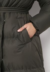 Born2be - Ciemnozielona Kurtka Płaszcz Zapinana na Napy Ukryte pod Plisą z Kieszeniami i Paskiem Ritallas. Okazja: na co dzień, na spacer. Kolor: zielony. Materiał: jeans. Długość: długie. Sezon: jesień. Styl: casual, elegancki #4