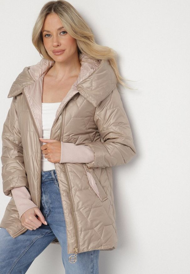 Born2be - Ciemnobeżowa Pikowana Kurtka z Kapturem i Rękawami ze Ściągaczami Melorisea. Okazja: na spacer. Typ kołnierza: kaptur. Kolor: beżowy. Materiał: jeans. Styl: elegancki