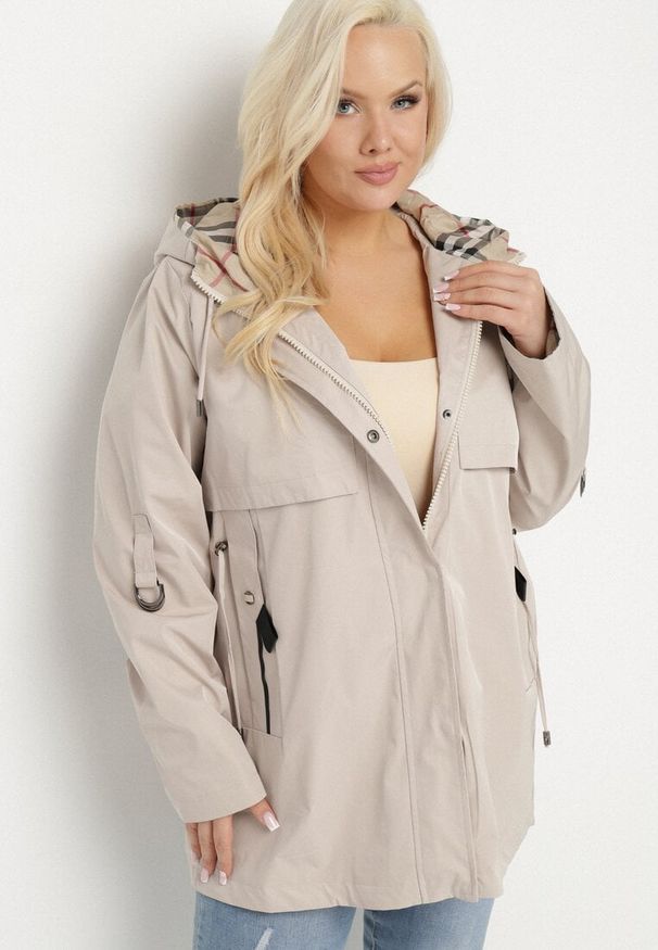Born2be - Beżowa Kurtka Parka z Kapturem i Kieszeniami Eradilla. Okazja: na co dzień, na spacer. Typ kołnierza: kaptur. Kolekcja: plus size. Kolor: beżowy. Długość rękawa: długi rękaw. Długość: długie. Wzór: aplikacja. Styl: elegancki, klasyczny, casual
