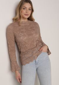 Born2be - Brązowa Koronkowa Bluzka z Falbanką i Rozszerzanymi Rękawami Nelaetia. Typ kołnierza: kołnierz z falbankami. Kolor: brązowy. Materiał: koronka. Wzór: koronka. Styl: elegancki, klasyczny #1